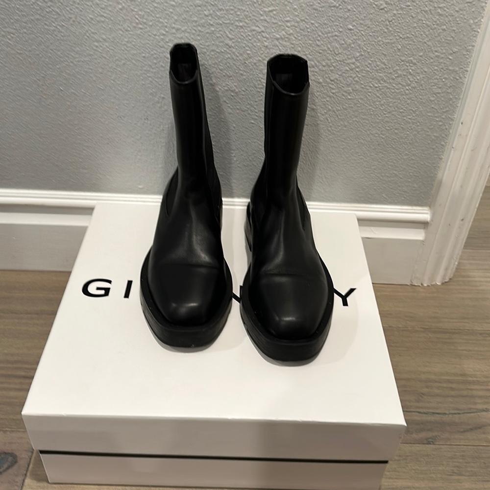 Authentic worn twice black chelsea boots